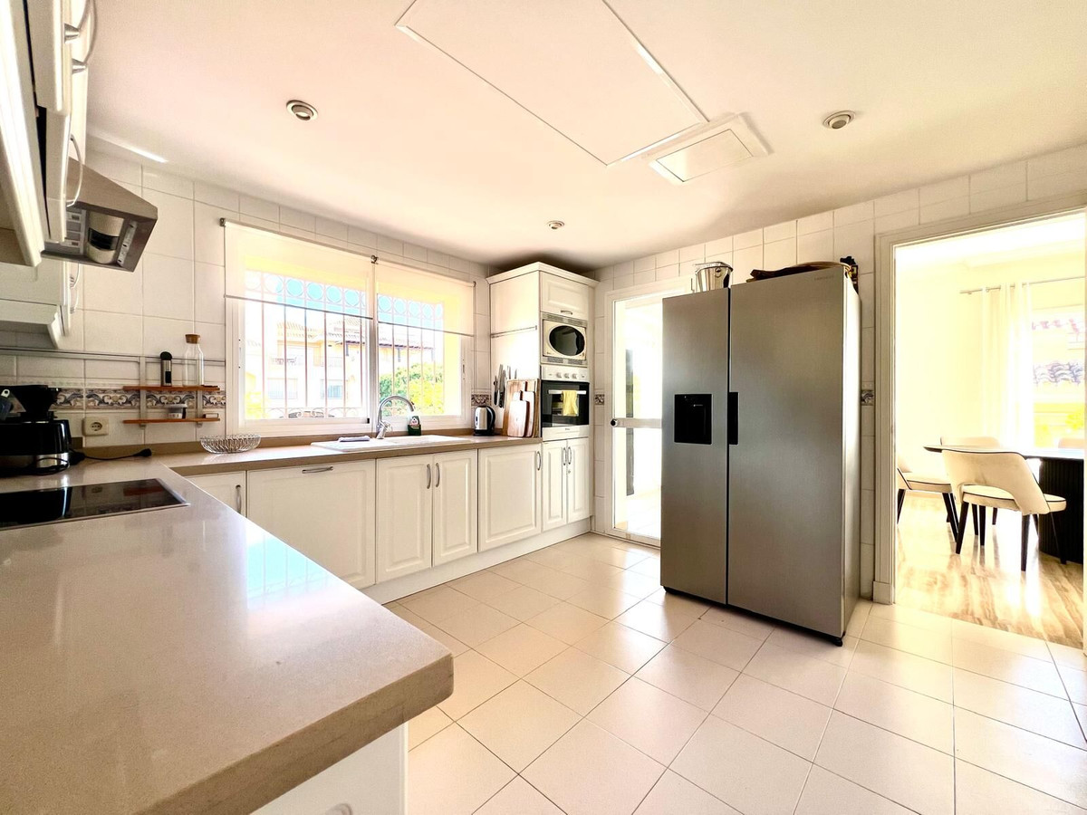 4 Bed Apartment for sale in Marbella Costa Del Sol, Málaga, Spain