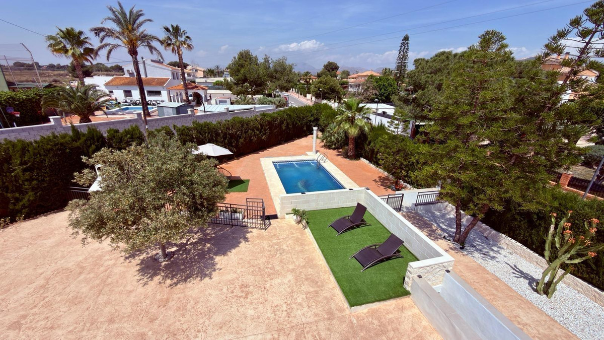 Se vende Villa - Chalet de 4 dormitorios en Costa Blanca, Alicante, España