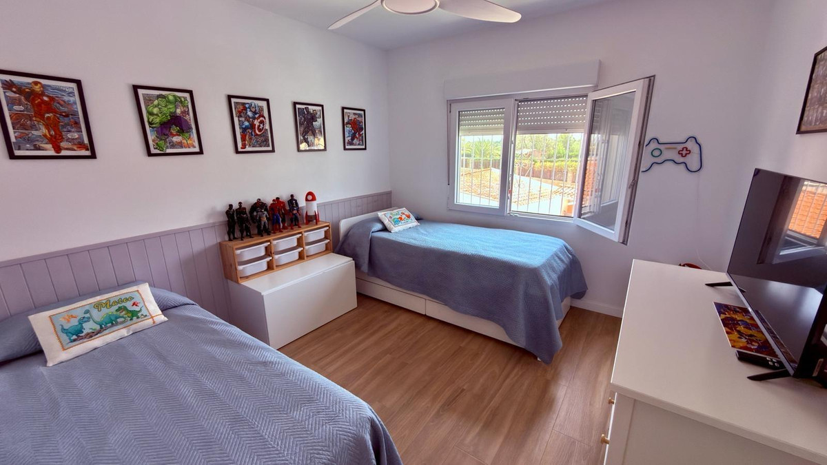 Se vende Villa - Chalet de 4 dormitorios en Costa Blanca, Alicante, España
