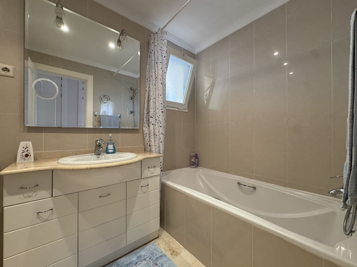 Se vende Apartamento Planta Media de 3 dormitorios en Costa Del Sol, Málaga, España