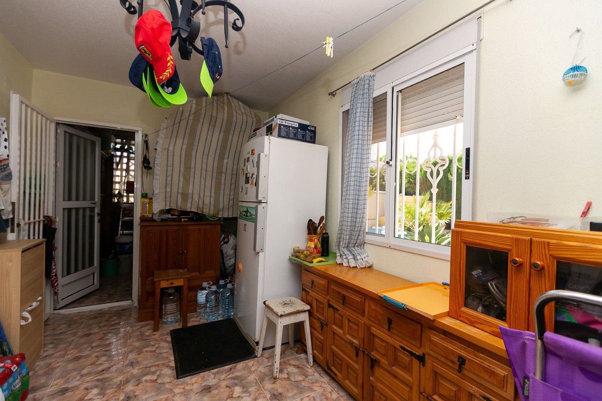 Se vende Villa - Chalet de 4 dormitorios en Costa Blanca, Alicante, España