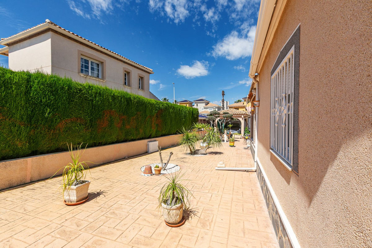 Se vende Villa - Chalet de 4 dormitorios en Costa Blanca, Alicante, España