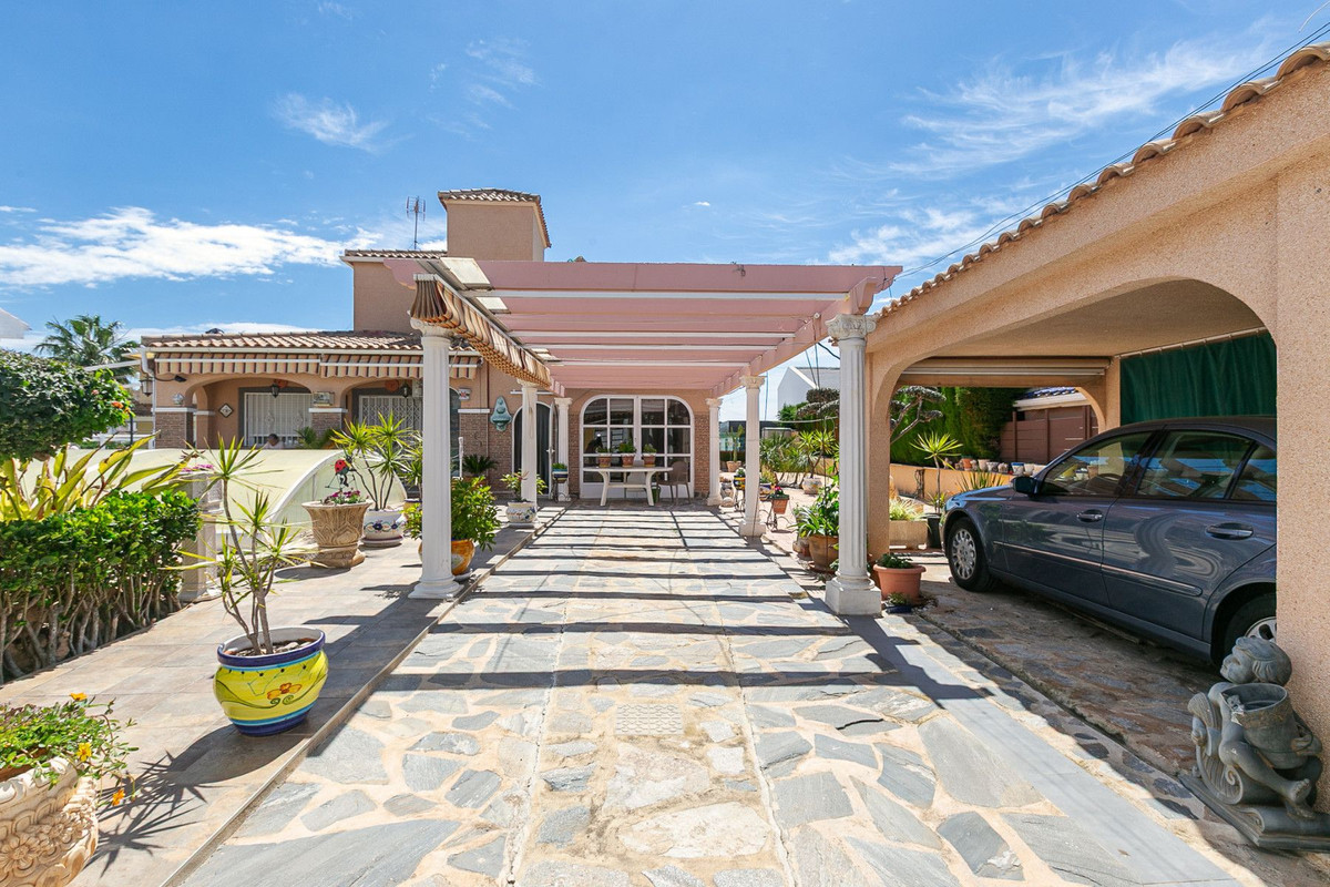 Se vende Villa - Chalet de 4 dormitorios en Costa Blanca, Alicante, España