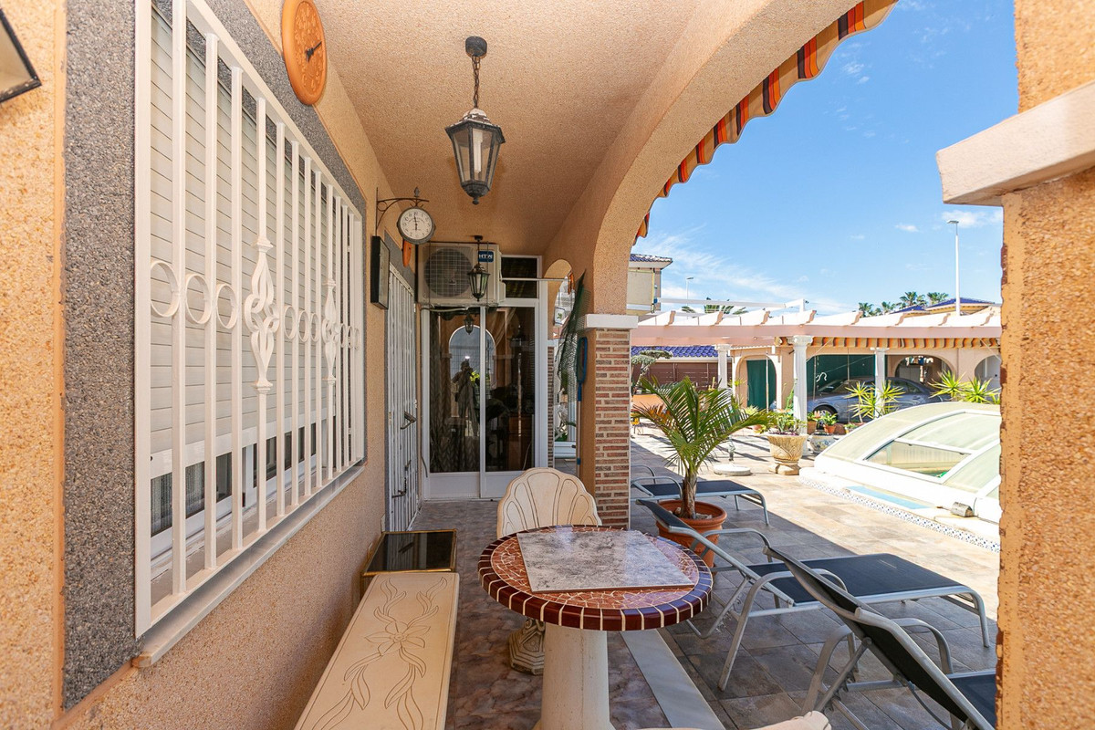 Se vende Villa - Chalet de 4 dormitorios en Costa Blanca, Alicante, España