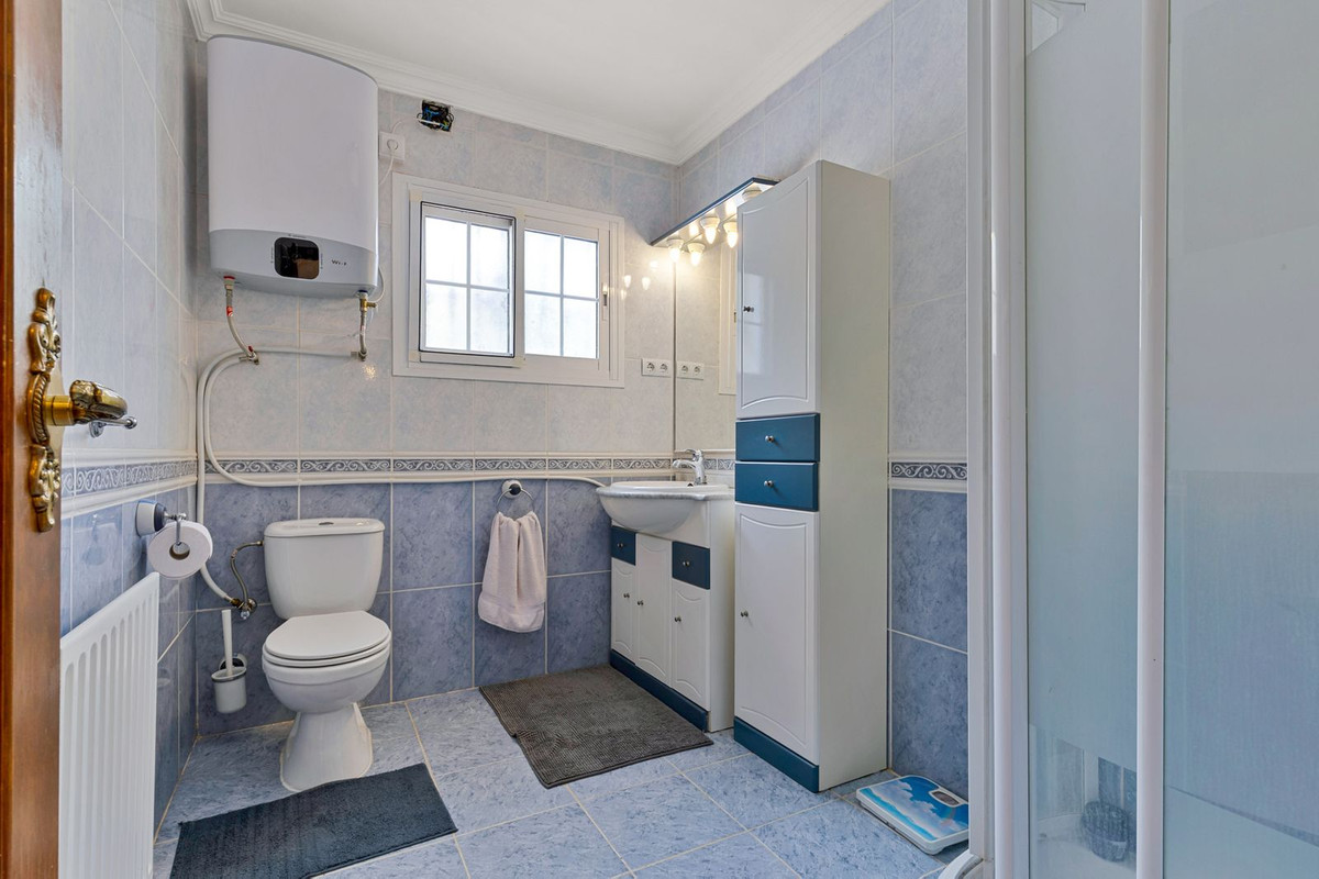 4 Bed Townhouse for sale in Tolox Costa Del Sol, Málaga, Spain