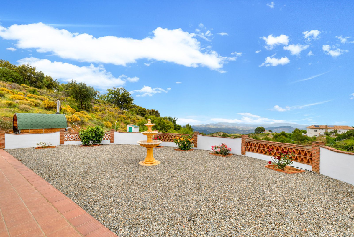 4 Bed Townhouse for sale in Tolox Costa Del Sol, Málaga, Spain