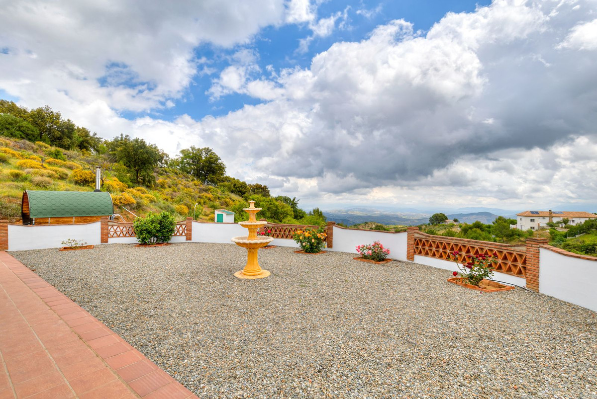 4 Bed Townhouse for sale in Tolox Costa Del Sol, Málaga, Spain