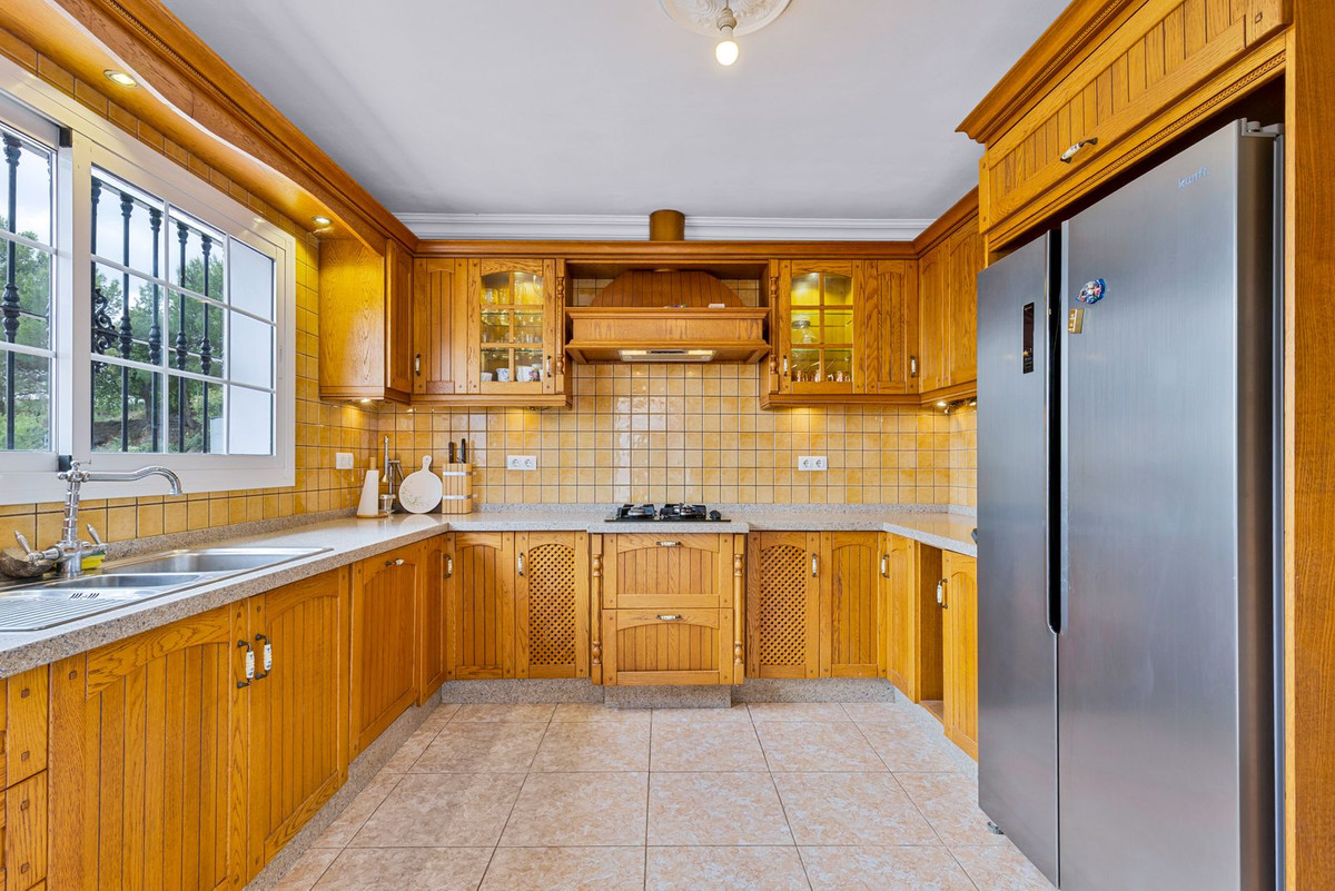 4 Bed Townhouse for sale in Tolox Costa Del Sol, Málaga, Spain
