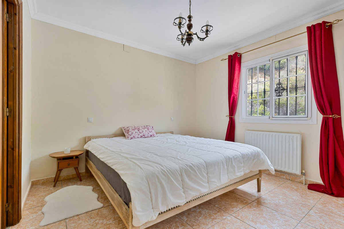 4 Bed Townhouse for sale in Tolox Costa Del Sol, Málaga, Spain