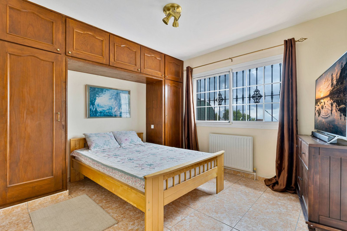 4 Bed Townhouse for sale in Tolox Costa Del Sol, Málaga, Spain