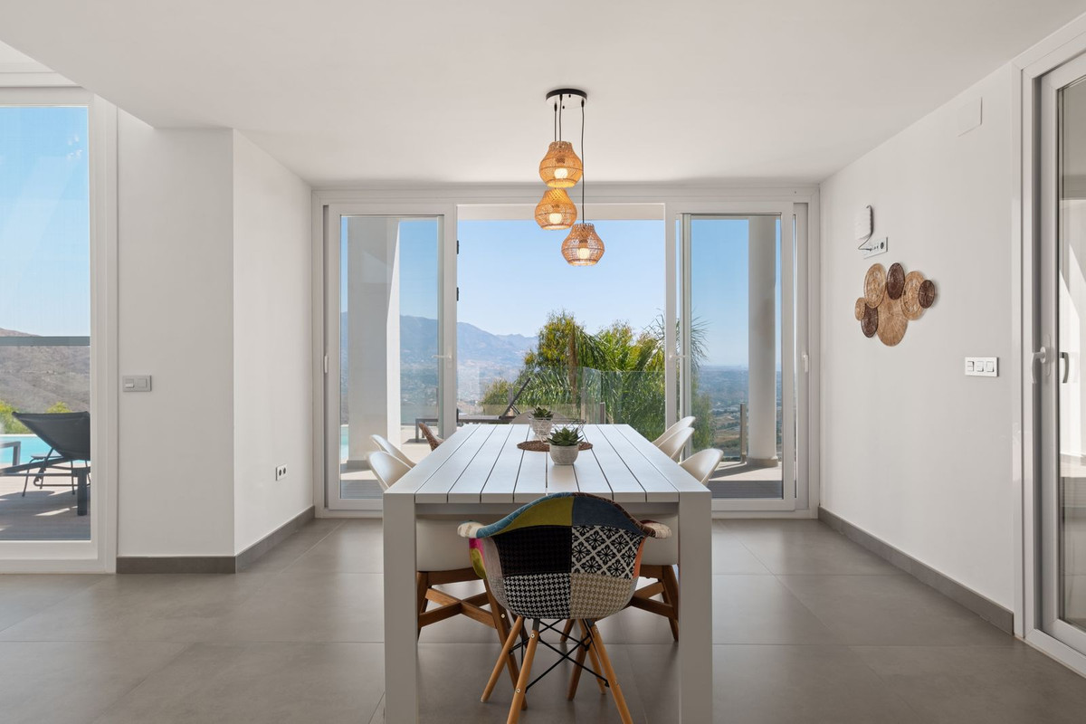 Se vende Villa - Chalet de 5 dormitorios en Costa Del Sol, Málaga, España