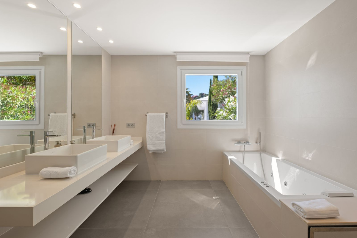 Se vende Villa - Chalet de 5 dormitorios en Costa Del Sol, Málaga, España