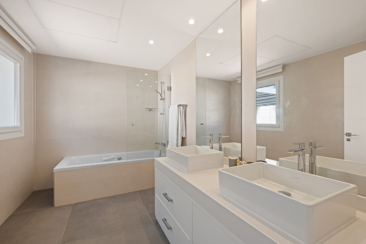 Se vende Villa - Chalet de 5 dormitorios en Costa Del Sol, Málaga, España
