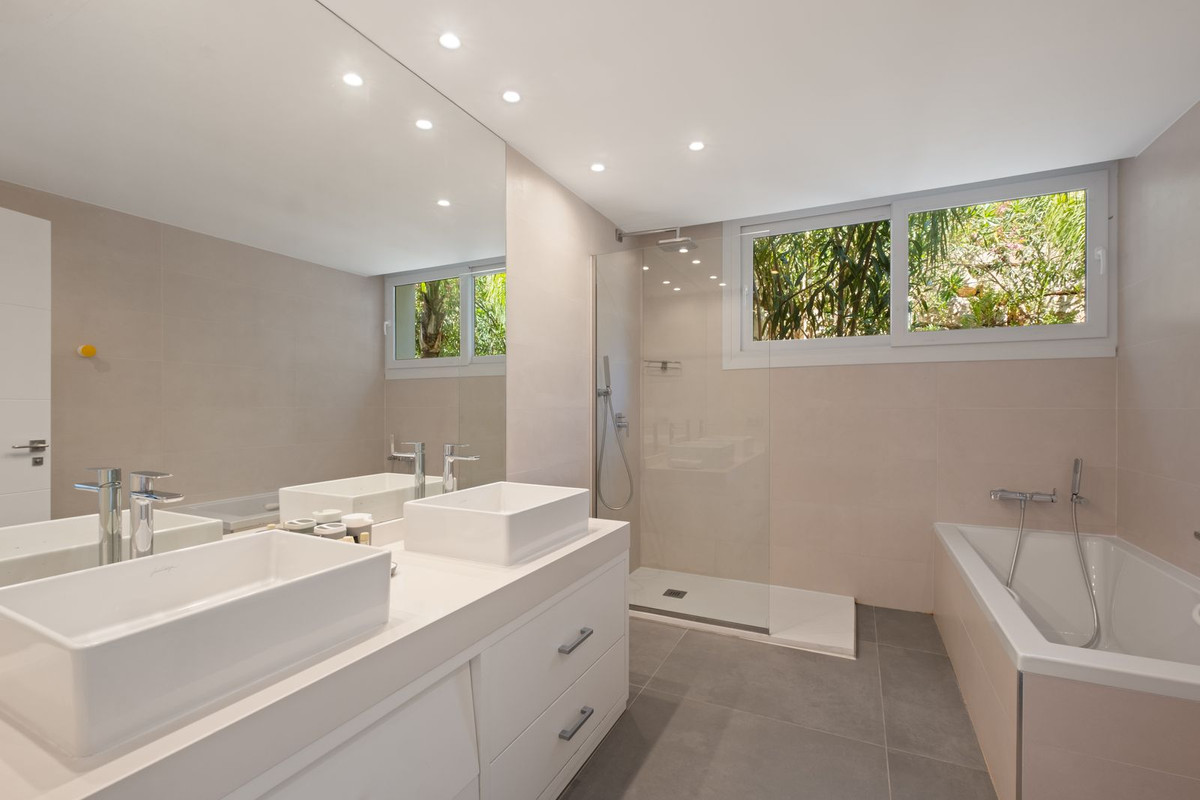 Se vende Villa - Chalet de 5 dormitorios en Costa Del Sol, Málaga, España
