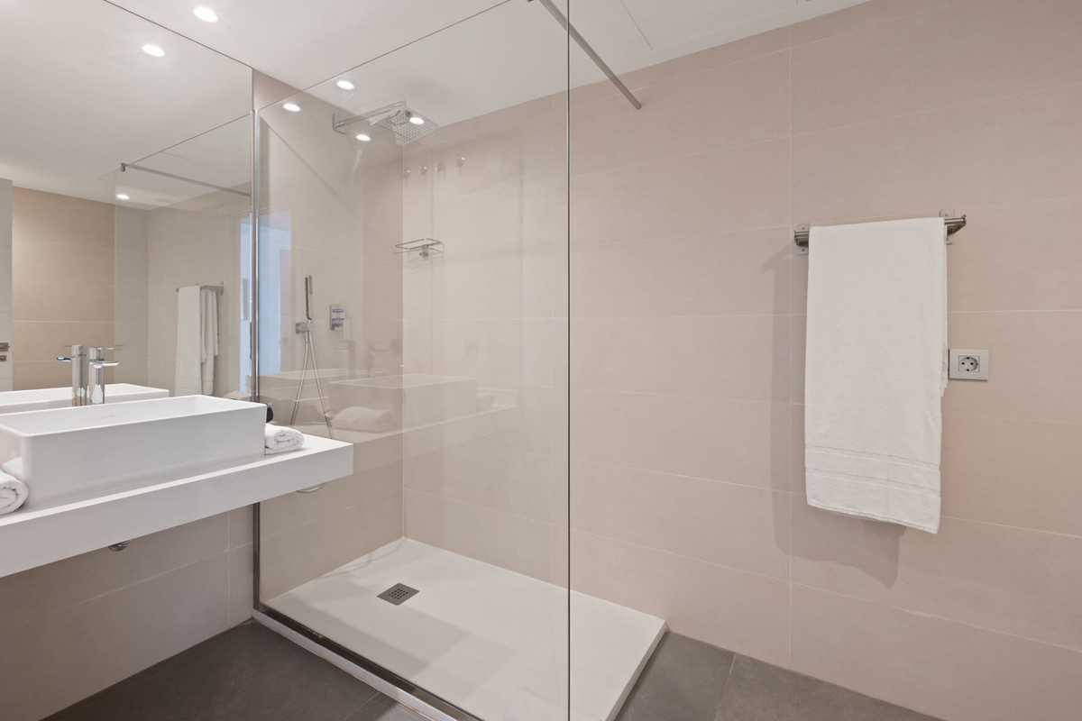 Se vende Villa - Chalet de 5 dormitorios en Costa Del Sol, Málaga, España