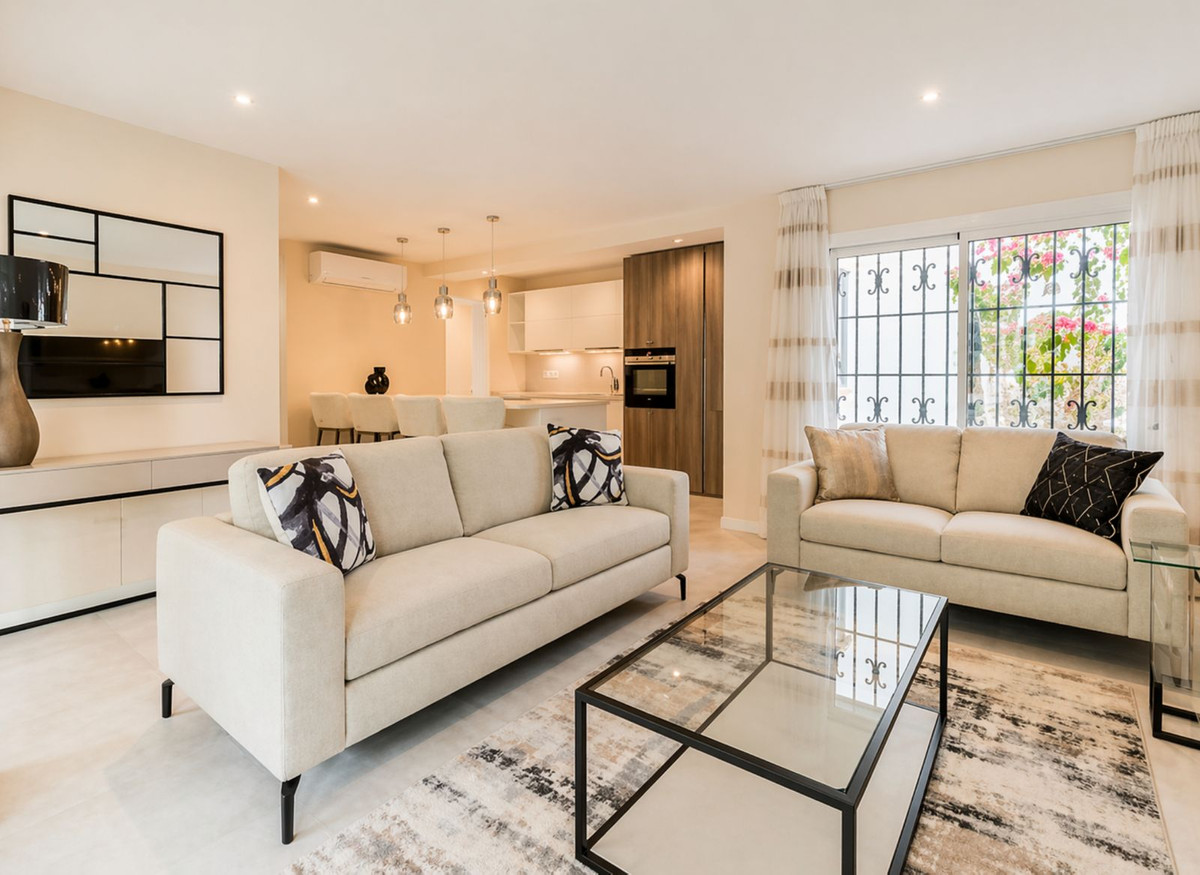 2 Bed Apartment for sale in El Paraiso Costa Del Sol, Málaga, Spain