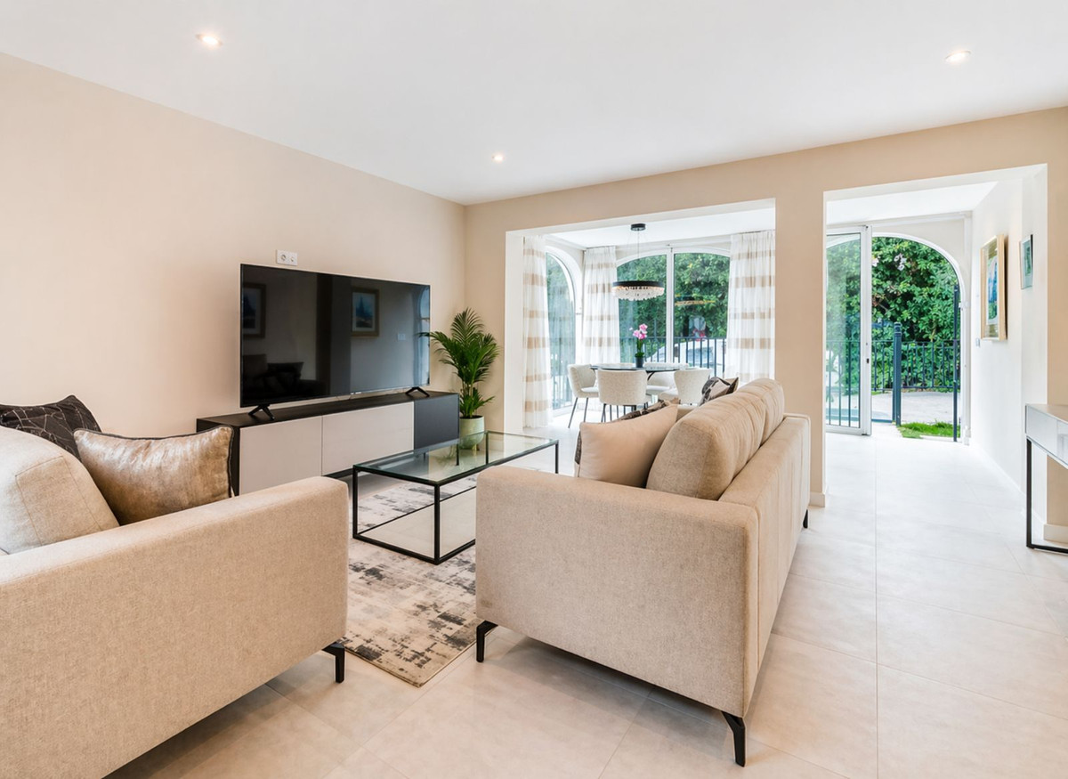2 Bed Apartment for sale in El Paraiso Costa Del Sol, Málaga, Spain