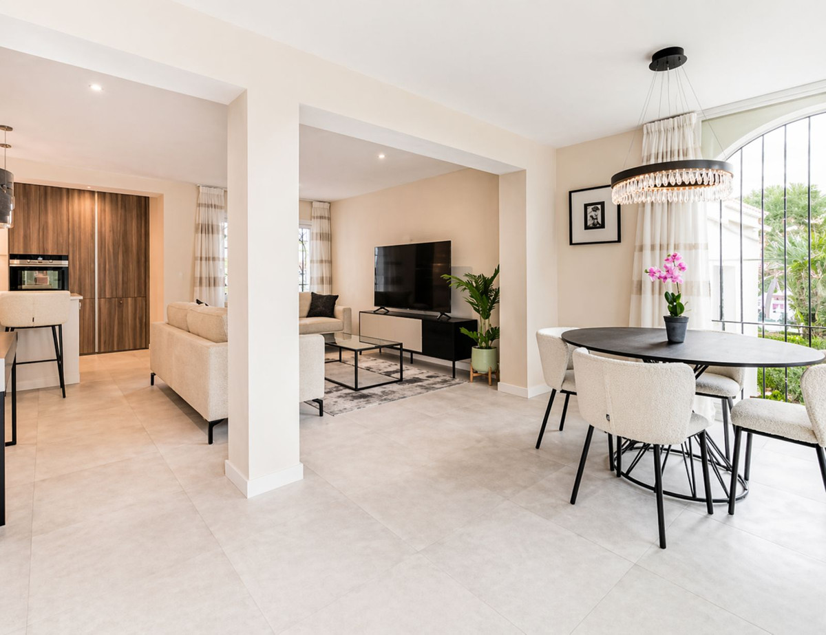 2 Bed Apartment for sale in El Paraiso Costa Del Sol, Málaga, Spain