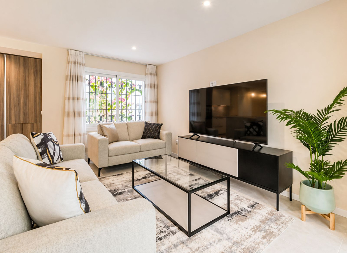 2 Bed Apartment for sale in El Paraiso Costa Del Sol, Málaga, Spain