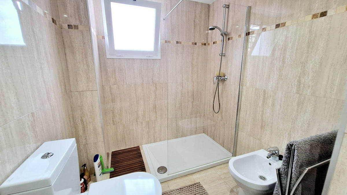 Se vende Apartamento Planta Baja de 2 dormitorios en Costa Del Sol, Cadiz, España