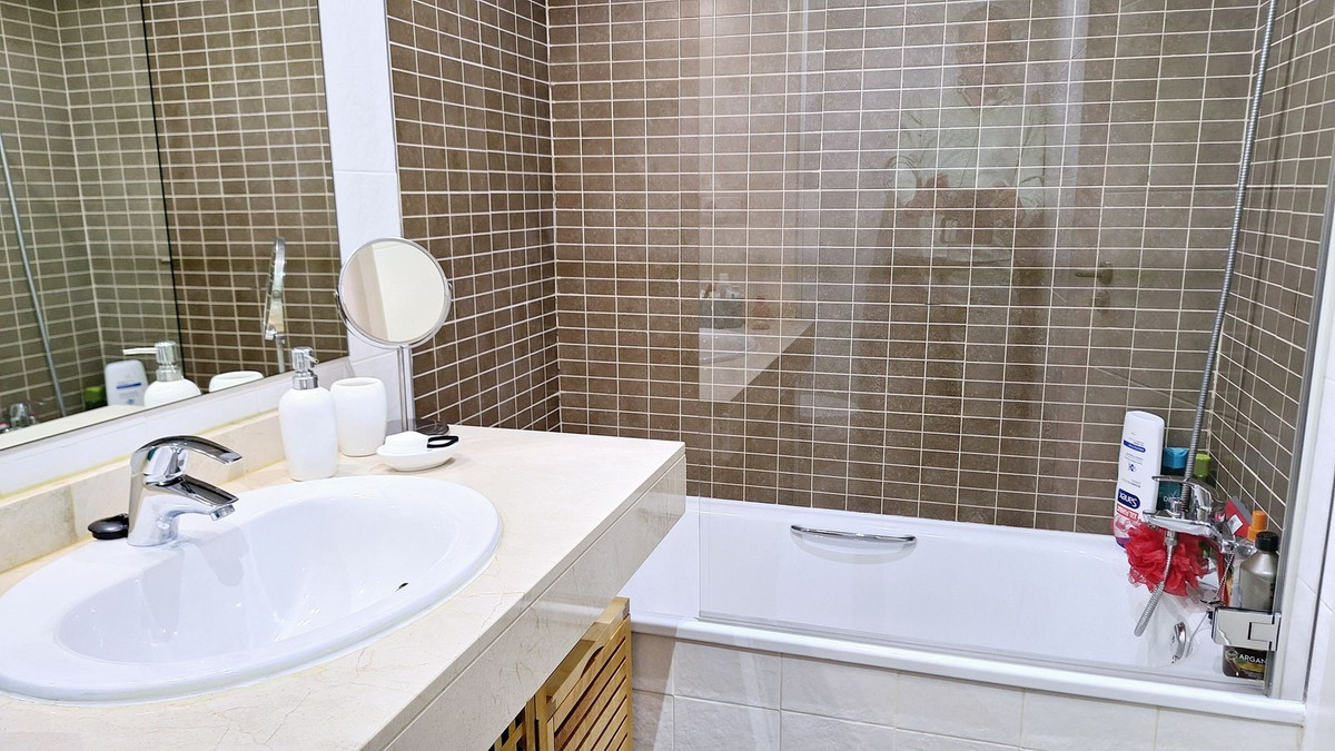 Se vende Apartamento Planta Baja de 2 dormitorios en Costa Del Sol, Cadiz, España