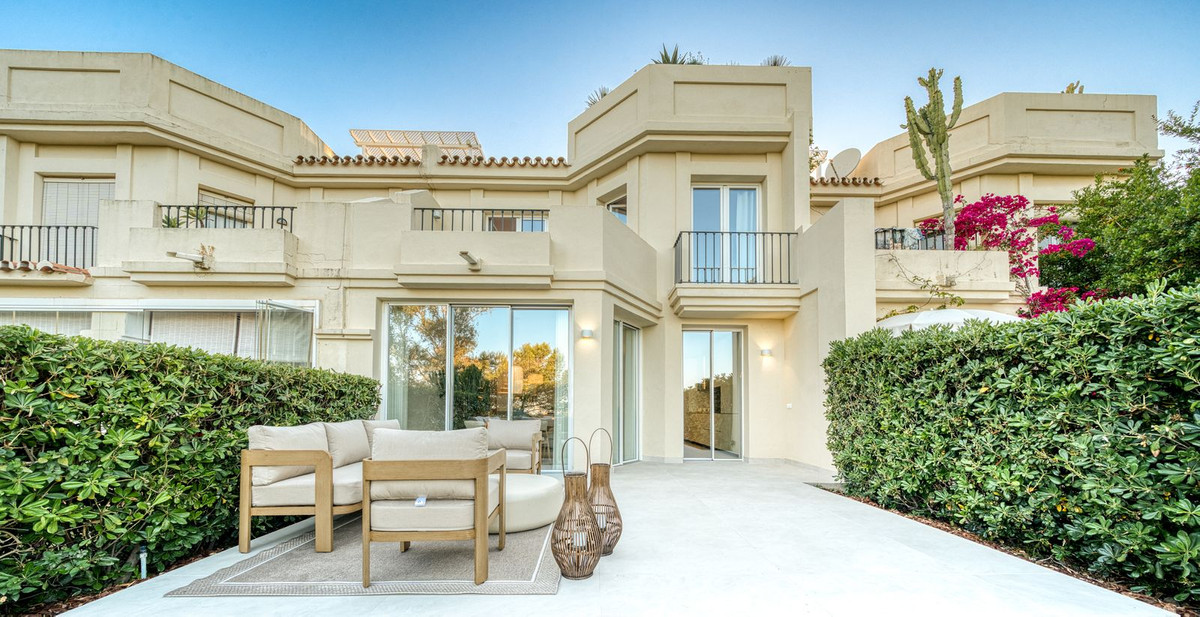 4 Bed Townhouse for sale in Benahavís Costa Del Sol, Málaga, Spain
