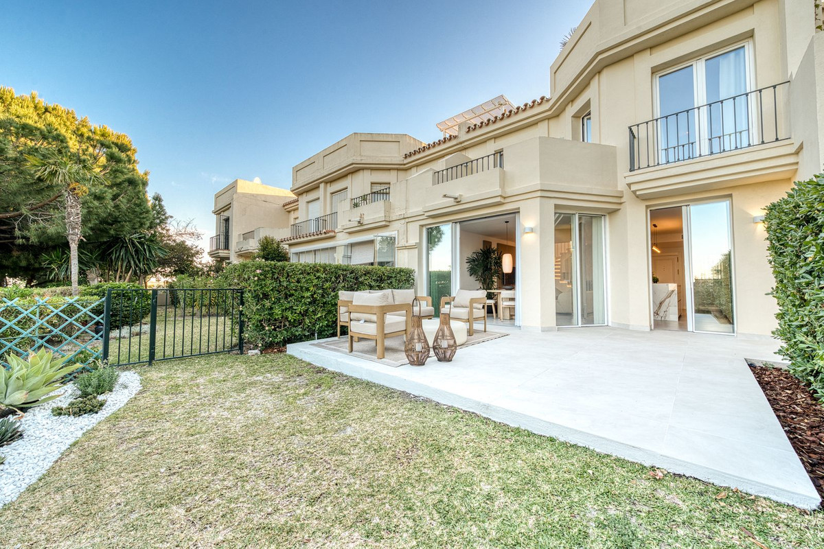4 Bed Townhouse for sale in Benahavís Costa Del Sol, Málaga, Spain