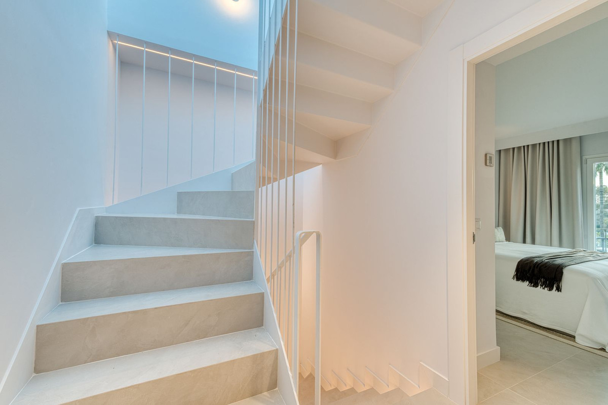 4 Bed Townhouse for sale in Benahavís Costa Del Sol, Málaga, Spain