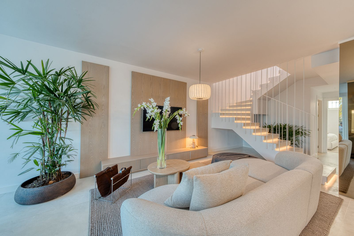 4 Bed Townhouse for sale in Benahavís Costa Del Sol, Málaga, Spain