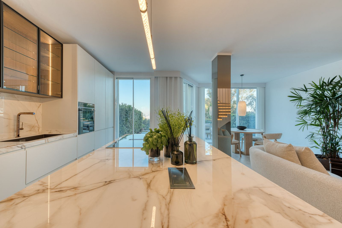 4 Bed Townhouse for sale in Benahavís Costa Del Sol, Málaga, Spain