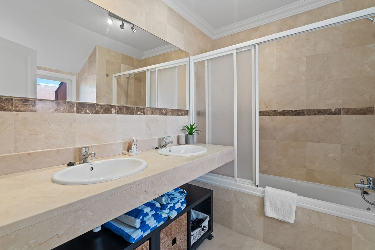 3 Bed Apartment for sale in Estepona Costa Del Sol, Málaga, Spain