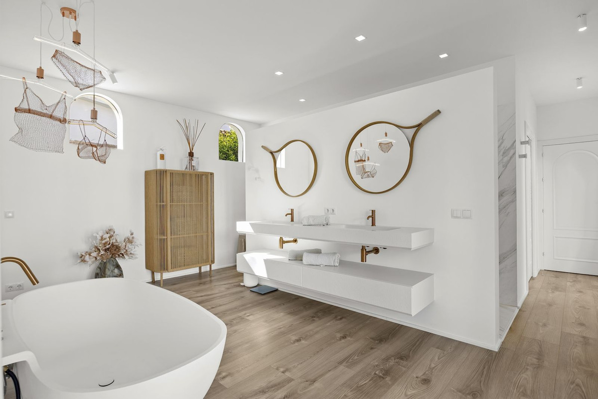 Se vende Villa - Chalet de 5 dormitorios en Costa Del Sol, Málaga, España