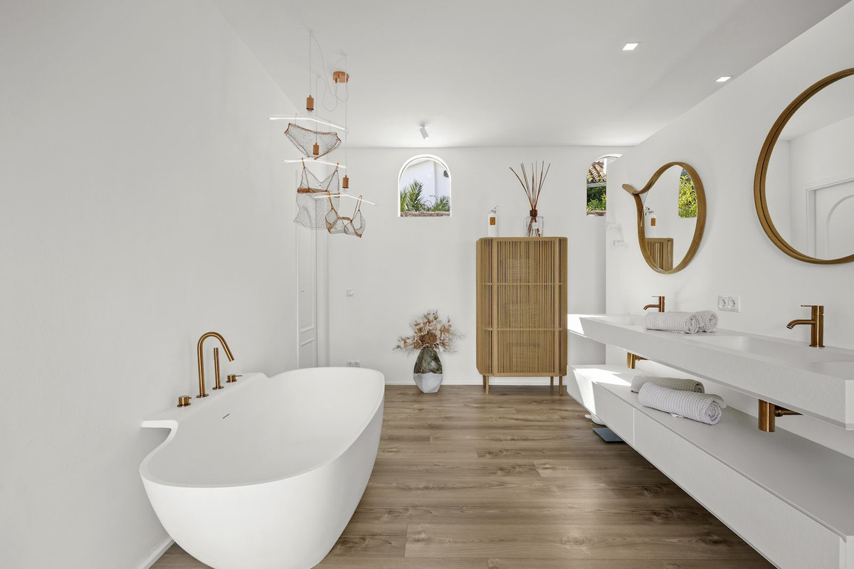 Se vende Villa - Chalet de 5 dormitorios en Costa Del Sol, Málaga, España