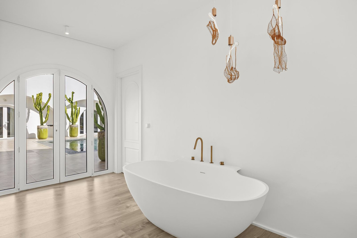 Se vende Villa - Chalet de 5 dormitorios en Costa Del Sol, Málaga, España