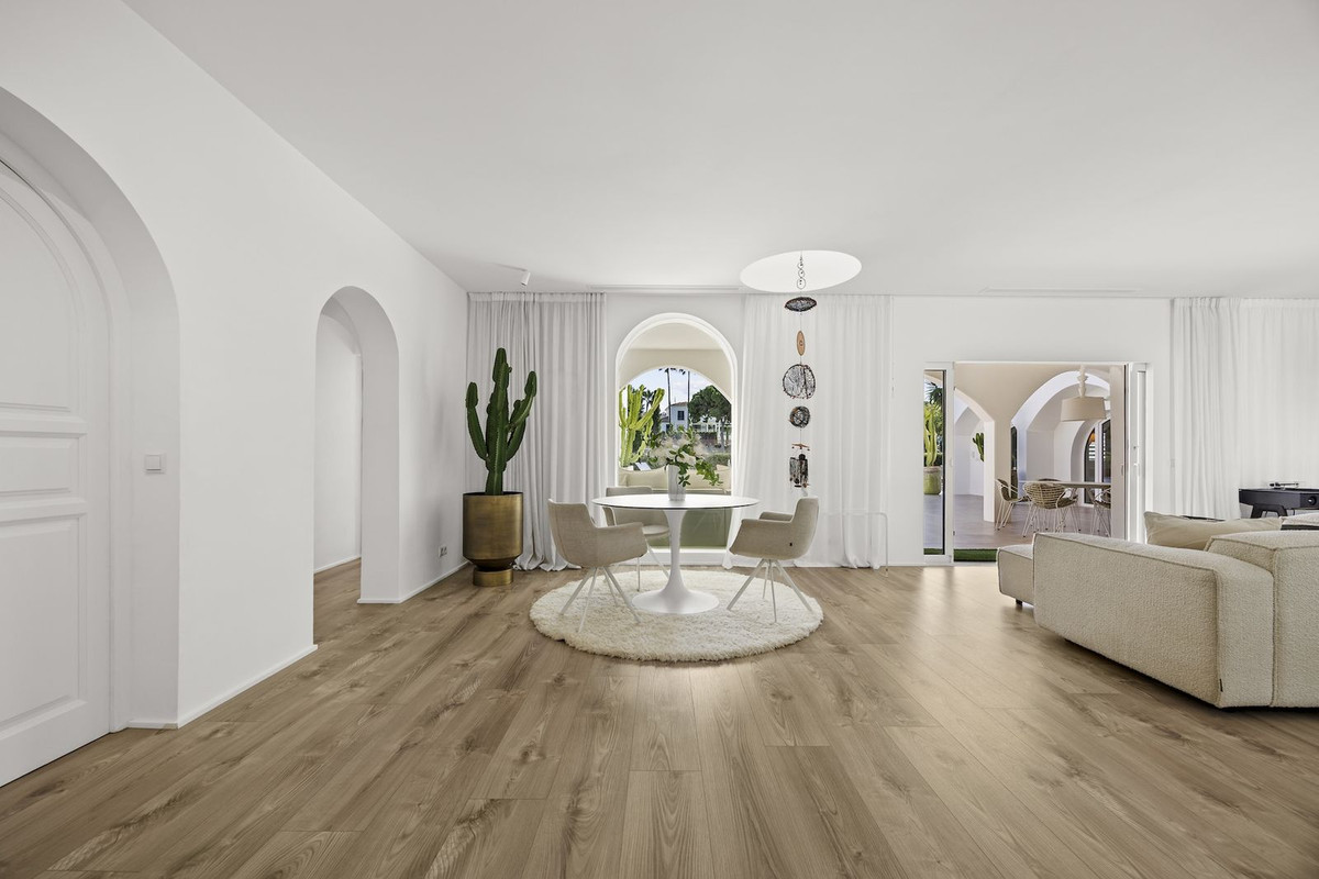 Se vende Villa - Chalet de 5 dormitorios en Costa Del Sol, Málaga, España