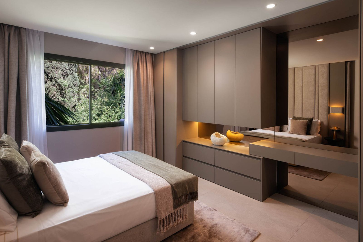 4 Bed Apartment for sale in The Golden Mile Costa Del Sol, Málaga, Spain