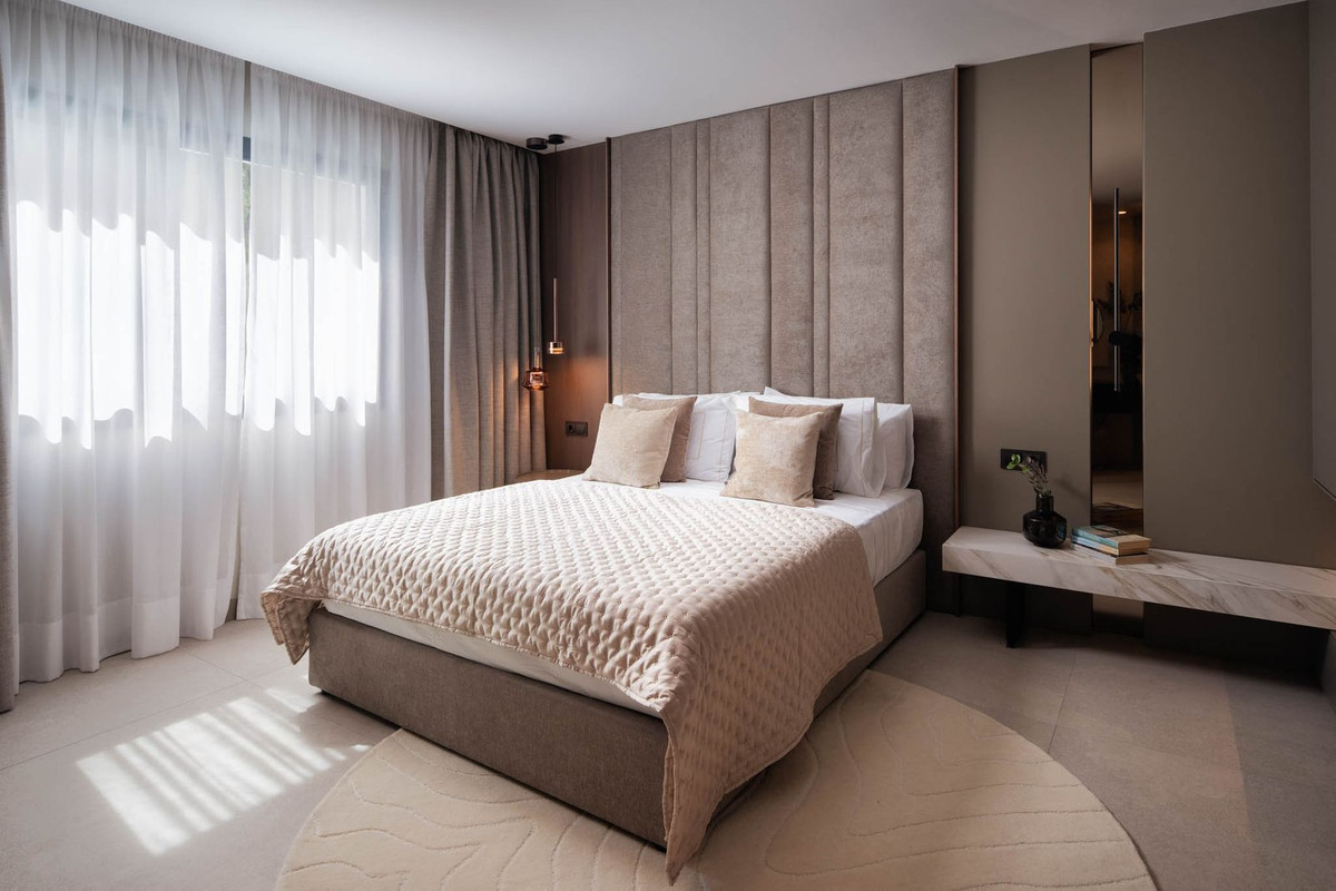 4 Bed Apartment for sale in The Golden Mile Costa Del Sol, Málaga, Spain