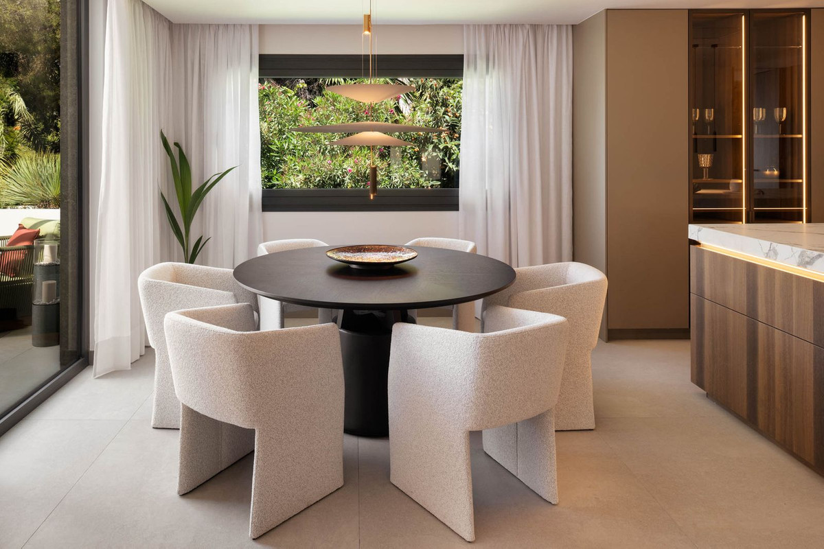 4 Bed Apartment for sale in The Golden Mile Costa Del Sol, Málaga, Spain