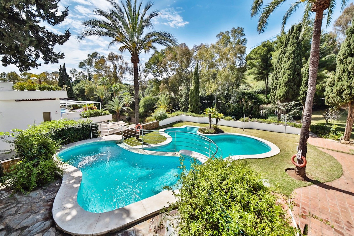 4 Bed Apartment for sale in The Golden Mile Costa Del Sol, Málaga, Spain