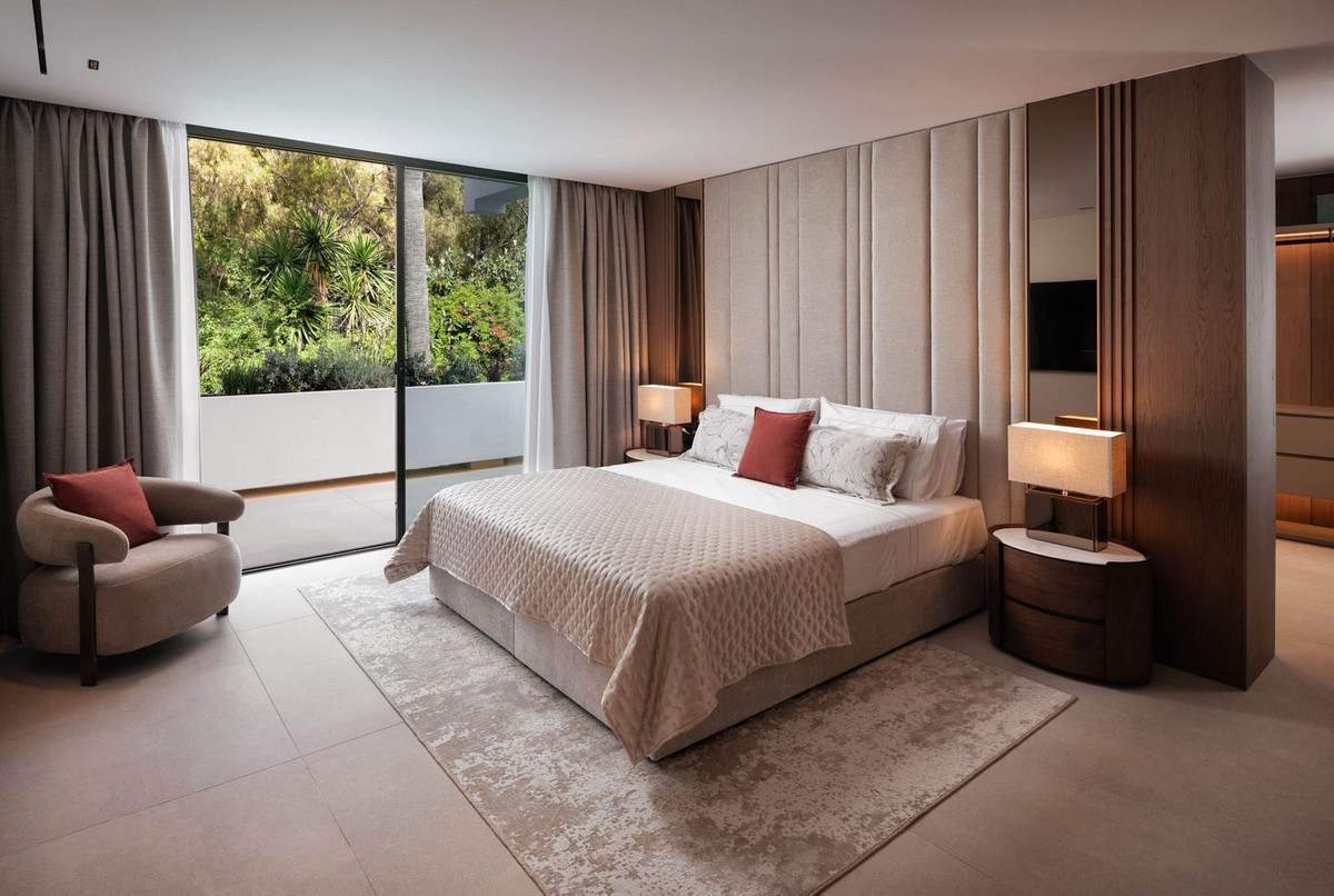 4 Bed Apartment for sale in The Golden Mile Costa Del Sol, Málaga, Spain