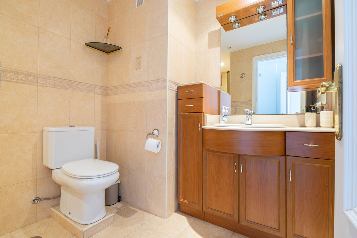 Se vende Apartamento Planta Media de 2 dormitorios en Costa Del Sol, Málaga, España