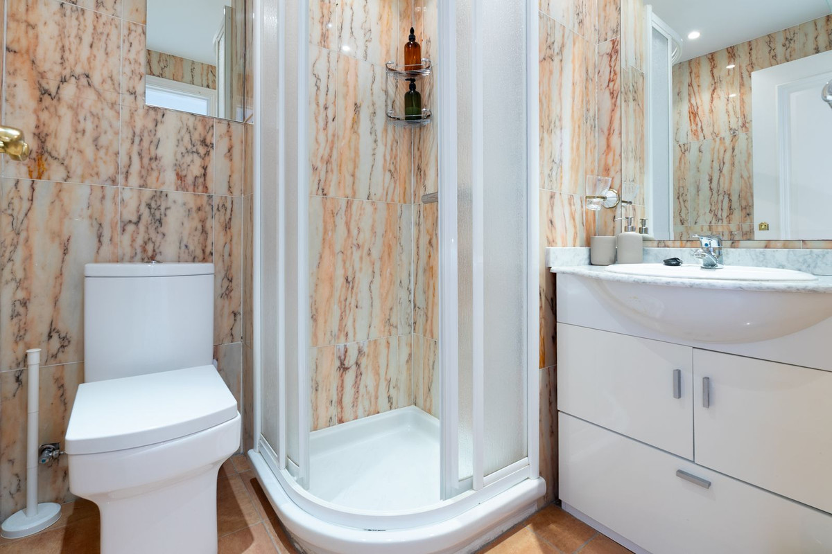 Se vende Apartamento Planta Media de 2 dormitorios en Costa Del Sol, Málaga, España