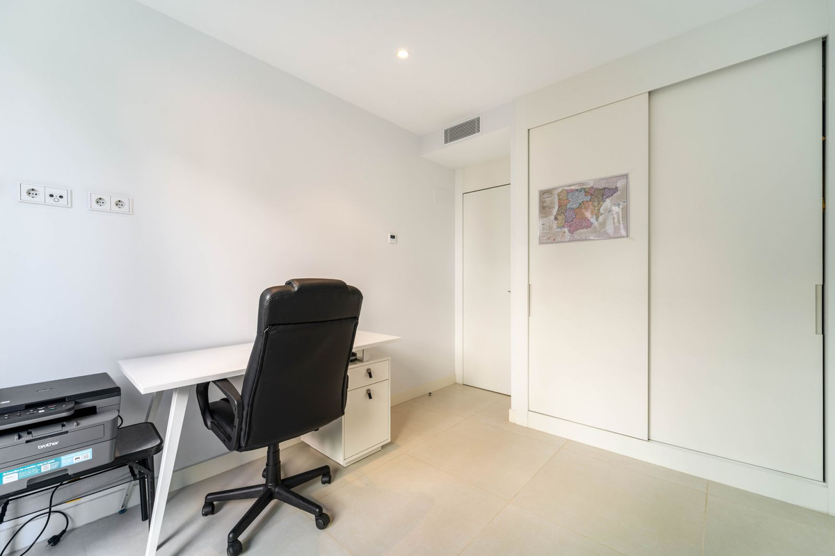 2 Bed Apartment for sale in Fuengirola Costa Del Sol, Málaga, Spain