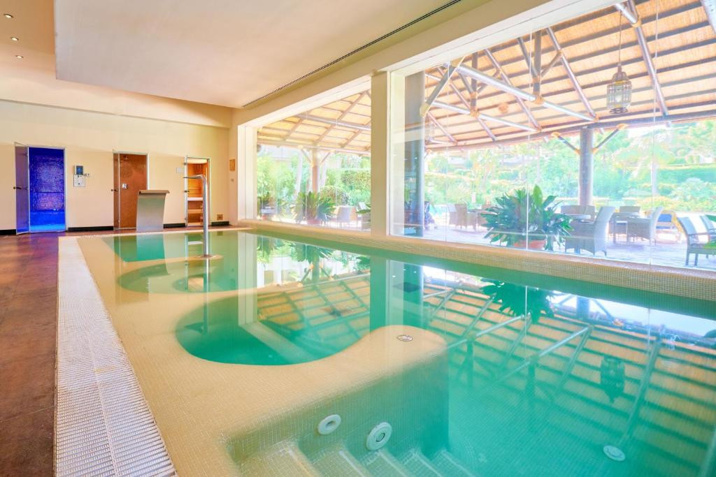 5 Bed Apartment for sale in Benahavís Costa Del Sol, Málaga, Spain