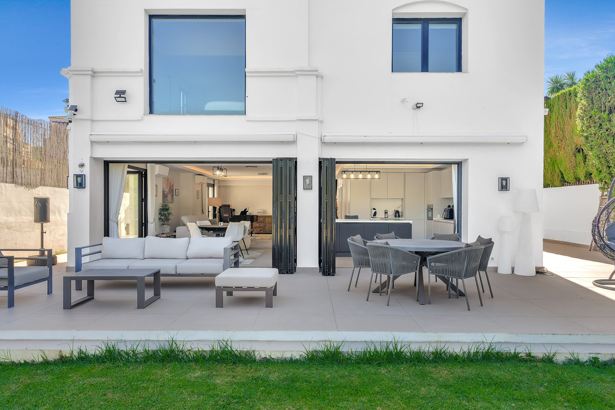Se vende Villa - Chalet de 4 dormitorios en Costa Del Sol, Málaga, España