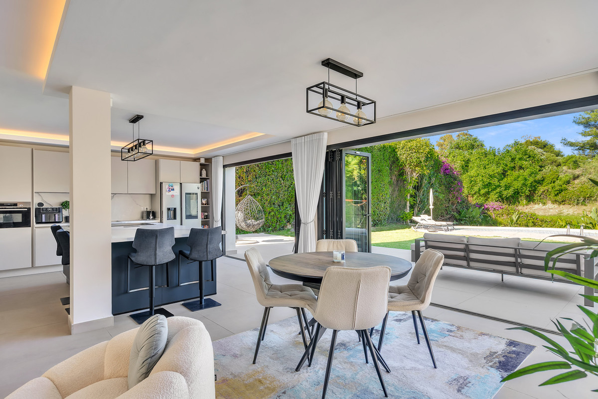 Se vende Villa - Chalet de 4 dormitorios en Costa Del Sol, Málaga, España