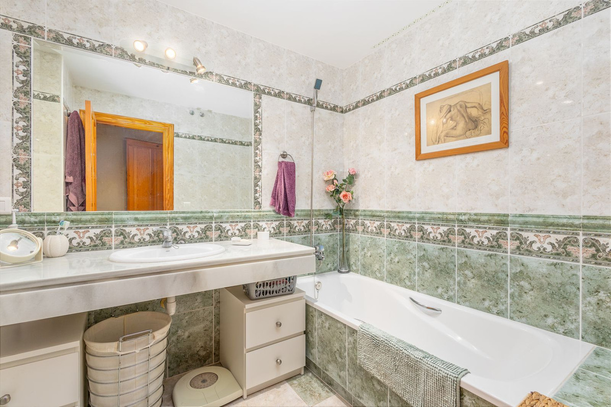 4 Bed Townhouse for sale in Coín Costa Del Sol, Málaga, Spain