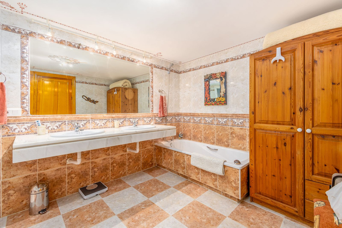 4 Bed Townhouse for sale in Coín Costa Del Sol, Málaga, Spain