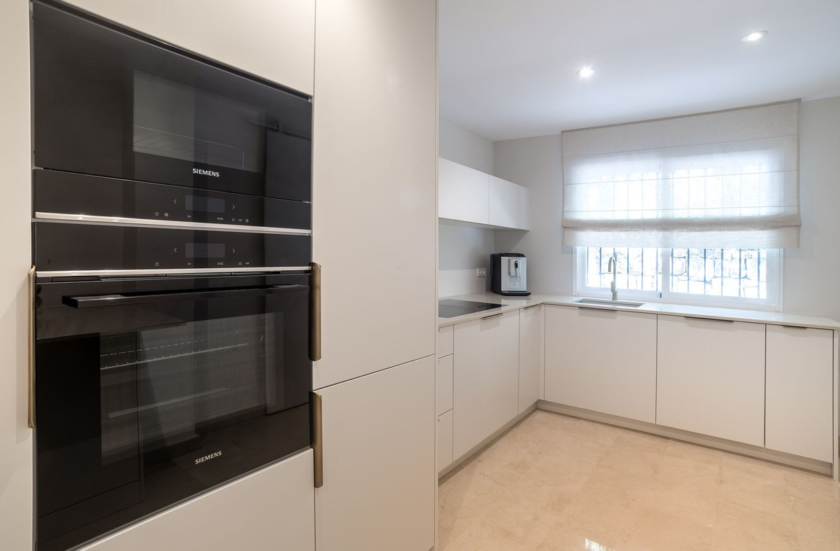 3 Bed Apartment for sale in Sierra Blanca Costa Del Sol, Málaga, Spain