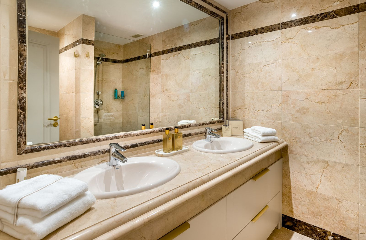 3 Bed Apartment for sale in Sierra Blanca Costa Del Sol, Málaga, Spain